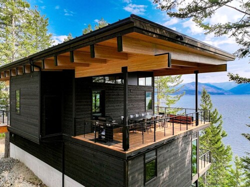 Stunning Designer Rental with Breathtaking Views for a Memorable Escape in Nature by Lake Pend Orielle in Idaho