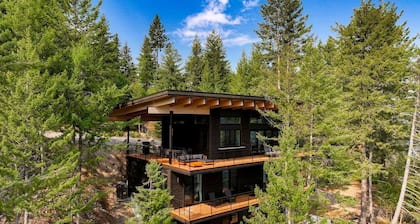 Stunning Designer Rental with Breathtaking Views for a Memorable Escape in Nature by Lake Pend Orielle in Idaho
