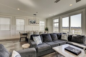 Living area - New Waterfront 4 BR Home Private Pool Elevator Sleeps 10 Bikes & Beach Gear (Hilton Head Island)