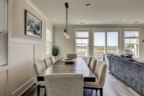 Dining - New Waterfront 4 BR Home Private Pool Elevator Sleeps 10 Bikes & Beach Gear (Hilton Head Island)