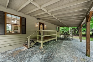 Terrace/patio - Serene Countryside Cabin Surrounded by Nature in Mentone, Alabama (Mentone)