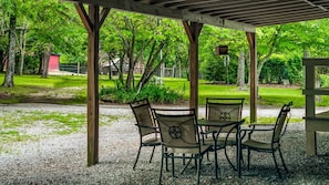 Outdoor dining - Serene Countryside Cabin Surrounded by Nature in Mentone, Alabama (Mentone)