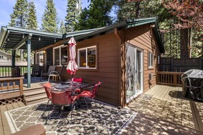 Outdoor dining - Cozy Lakeside Cabin, Steps from Lake Almanor and Close to Lassen Volcanic National Park in California (Lago Almanor)