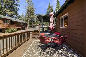 Outdoor dining - Cozy Lakeside Cabin, Steps from Lake Almanor and Close to Lassen Volcanic National Park in California (Lago Almanor)