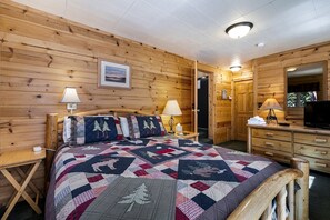 2 bedrooms, WiFi, bed sheets - Cozy Lakeside Cabin, Steps from Lake Almanor and Close to Lassen Volcanic National Park in California (Lago Almanor)