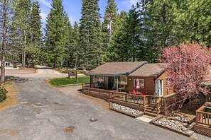 Exterior - Cozy Lakeside Cabin, Steps from Lake Almanor and Close to Lassen Volcanic National Park in California (Lago Almanor)