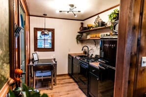 ثلاجة، ميكروويف، موقد طهي مسطح، غسالة أطباق