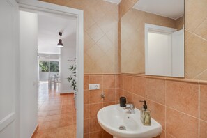 Shower, hair dryer, towels - Vacation Studio 'Estrella' with Mountain View, Wi-Fi and Air Conditioning (Puerto de Mogán)