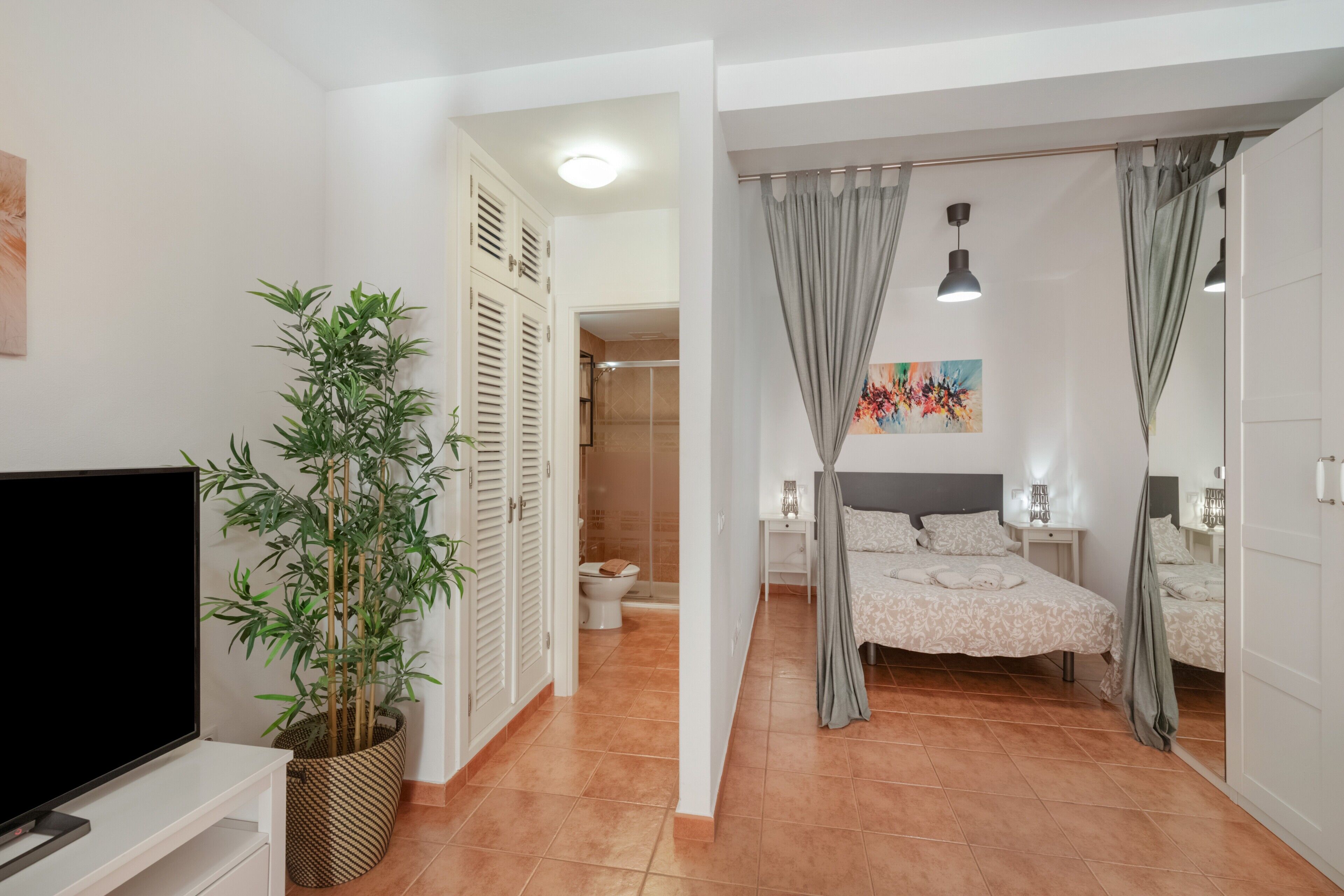 Tabla de planchar con plancha, wifi y ropa de cama 