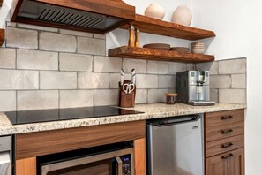 Een koelkast, een magnetron, een kookplaat, een vaatwasser