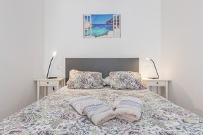 1 slaapkamer, een strijkplank/strijkijzer, wifi, beddengoed