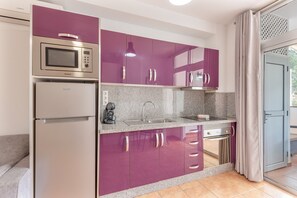 Kühlschrank, Mikrowelle, Ofen, Herdplatte