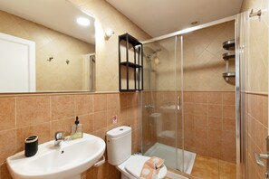 Douche, sèche-cheveux, serviettes fournies