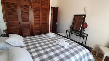 Fer et planche Ă  repasser, Wi-Fi, draps fournis