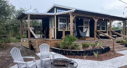 Off-Grid, Lakeside Tiny Home in Punta Gorda, Florida, Perfect for a Weekend Getaway