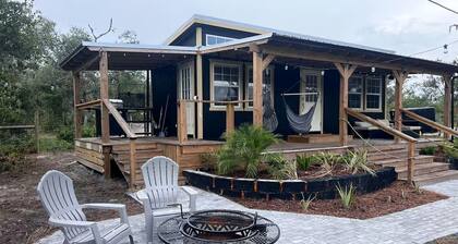 Off-Grid, Lakeside Tiny Home in Punta Gorda, Florida, Perfect for a Weekend Getaway