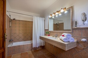 Een douche, een haardroger, handdoeken