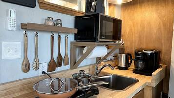 Coffee/tea maker, fridge, microwave, oven