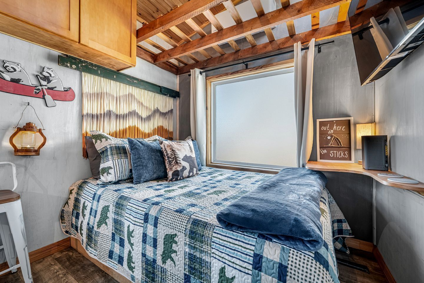 2 bedrooms, desk, WiFi, bed sheets