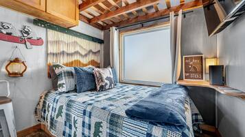 2 bedrooms, desk, WiFi, bed sheets