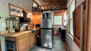 Coffee/tea maker, fridge, microwave, oven - Relaxing Tiny House Surrounded by Trees for a Peaceful Escape in Nature in Mentone, Alabama (Mentone)