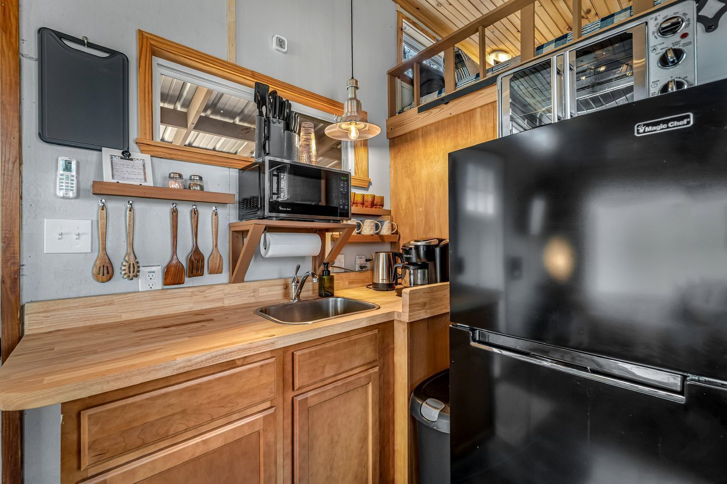 Coffee/tea maker, fridge, microwave, oven