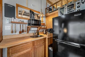 Coffee/tea maker, fridge, microwave, oven - Relaxing Tiny House Surrounded by Trees for a Peaceful Escape in Nature in Mentone, Alabama (Mentone)
