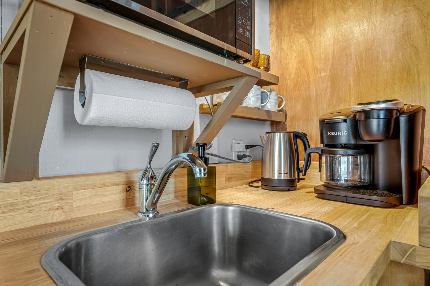 Coffee/tea maker, fridge, microwave, oven