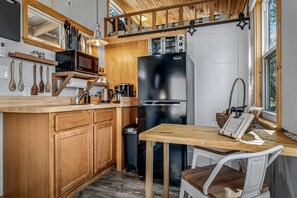 Private kitchen - Relaxing Tiny House Surrounded by Trees for a Peaceful Escape in Nature in Mentone, Alabama (Mentone)