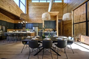 Dining - Amazing Cabin Surrounded by Trees in Broken Bow, Oklahoma (Broken Bow)