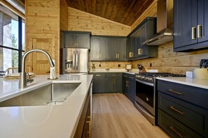 Coffee/tea maker, fridge, microwave, oven - Amazing Cabin Surrounded by Trees in Broken Bow, Oklahoma (Broken Bow)