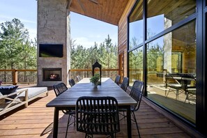 Outdoor dining - Amazing Cabin Surrounded by Trees in Broken Bow, Oklahoma (Broken Bow)