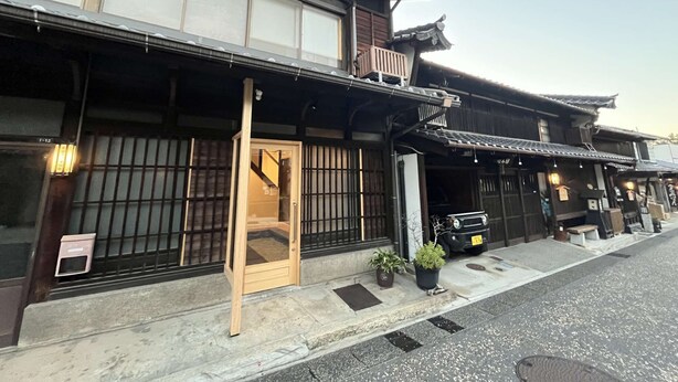 A traditional Japanese building with a wooden entrance, sliding doors, and a small balcony. - Old-style inn Hinataya　Double room (中津川市)