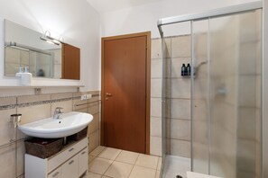 Douche, sèche-cheveux, serviettes fournies