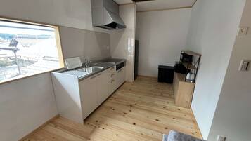 冷蔵庫、電子レンジ、コンロ、コーヒー / ティーメーカー