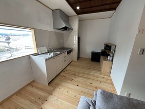 Kylskåp, mikrovågsugn, spishäll och kaffe- och tebryggare