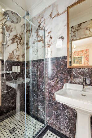 Apartment | Bathroom | Shower, rainfall showerhead, eco-friendly toiletries, hair dryer - Merveil Signature Suite - Alfred (Paris)