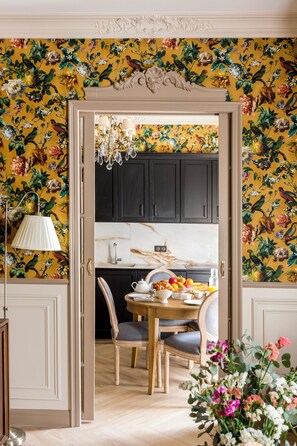 فطور من الأطباق المحلية يوميًا مقابل رسوم