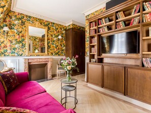 Apartment | Living area | 43-inch Smart TV with cable channels, Netflix, streaming services - Merveil Signature Suite - Alfred (Paris)