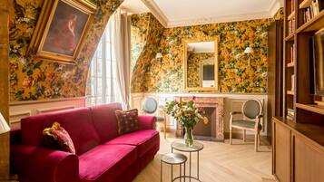 Appartement | Woonruimte | Een 43-inch smart-tv met kabelzenders, Netflix en streamingdiensten