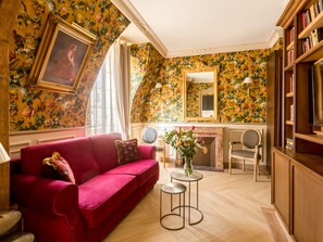 شقة | منطقة المعيشة | تلفزيون ذكي، برامج وأفلام نتفليكس، خدمات بث، مكتب