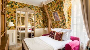 Apartment | Living area | 43-inch Smart TV with cable channels, Netflix, streaming services