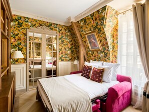 Apartment | Living area | 43-inch Smart TV with cable channels, Netflix, streaming services - Merveil Signature Suite - Alfred (Paris)