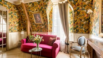 Apartment | Living area | 43-inch Smart TV with cable channels, Netflix, streaming services