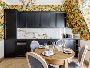 Appartement | Privékeuken | Een koelkast, een microgolfoven, een oven, een kookplaat