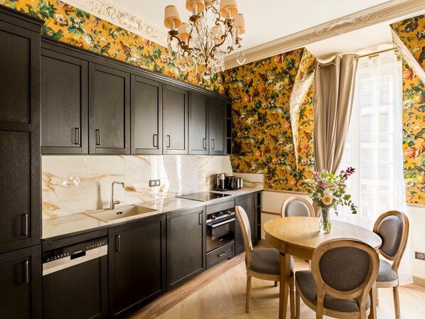 Apartment | Private kitchen | Fridge, microwave, oven, stovetop - Merveil Signature Suite - Alfred (Paris)