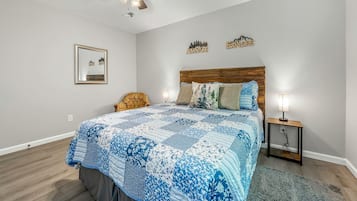 2 bedrooms, desk, iron/ironing board, WiFi