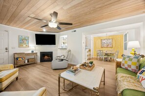 Smart TV, fireplace - New Listing: 2/2 Blocks from Beach, Near Mayo (Sawgrass)