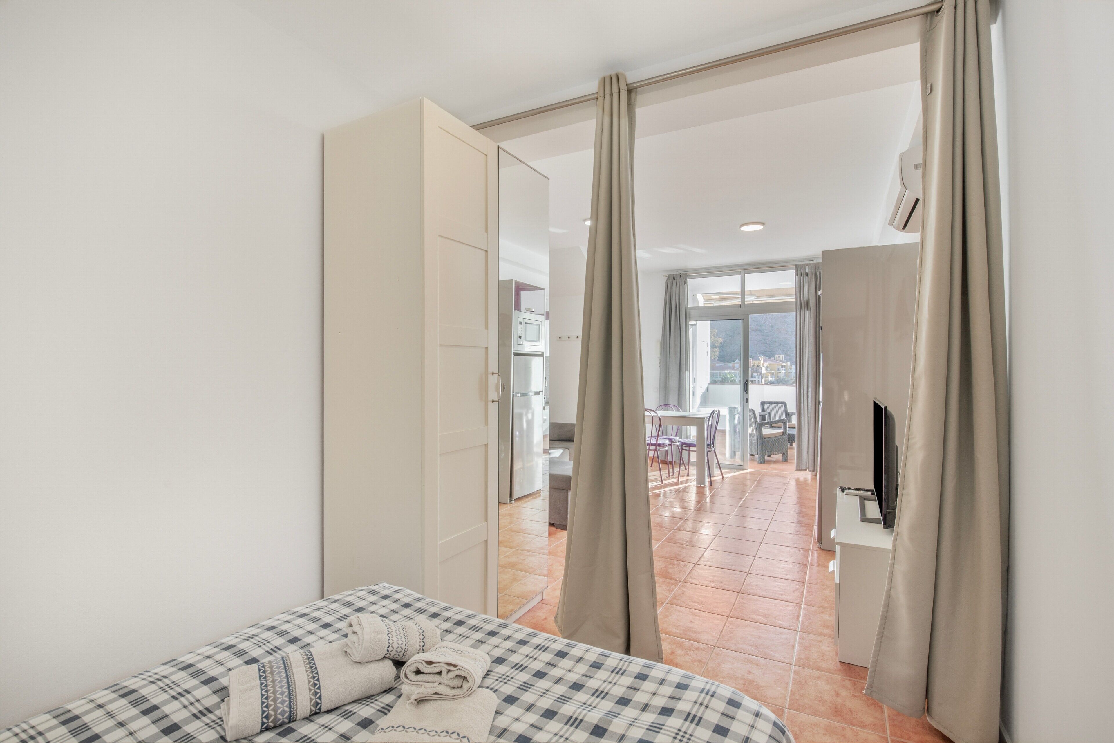 Iron/ironing board, WiFi, bed sheets