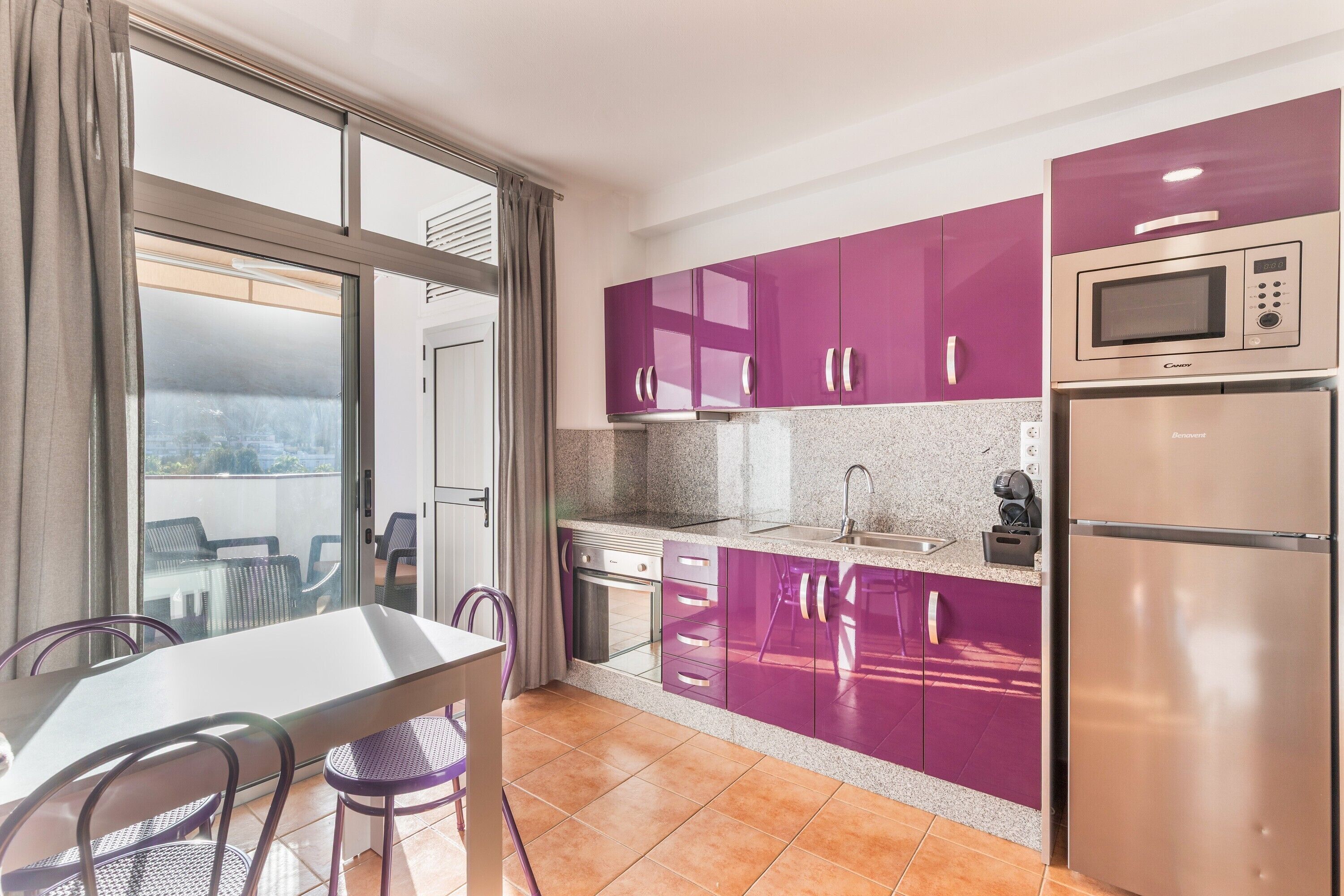 Jääkaappi, uuni, liesi, kahvin-/teenkeitin